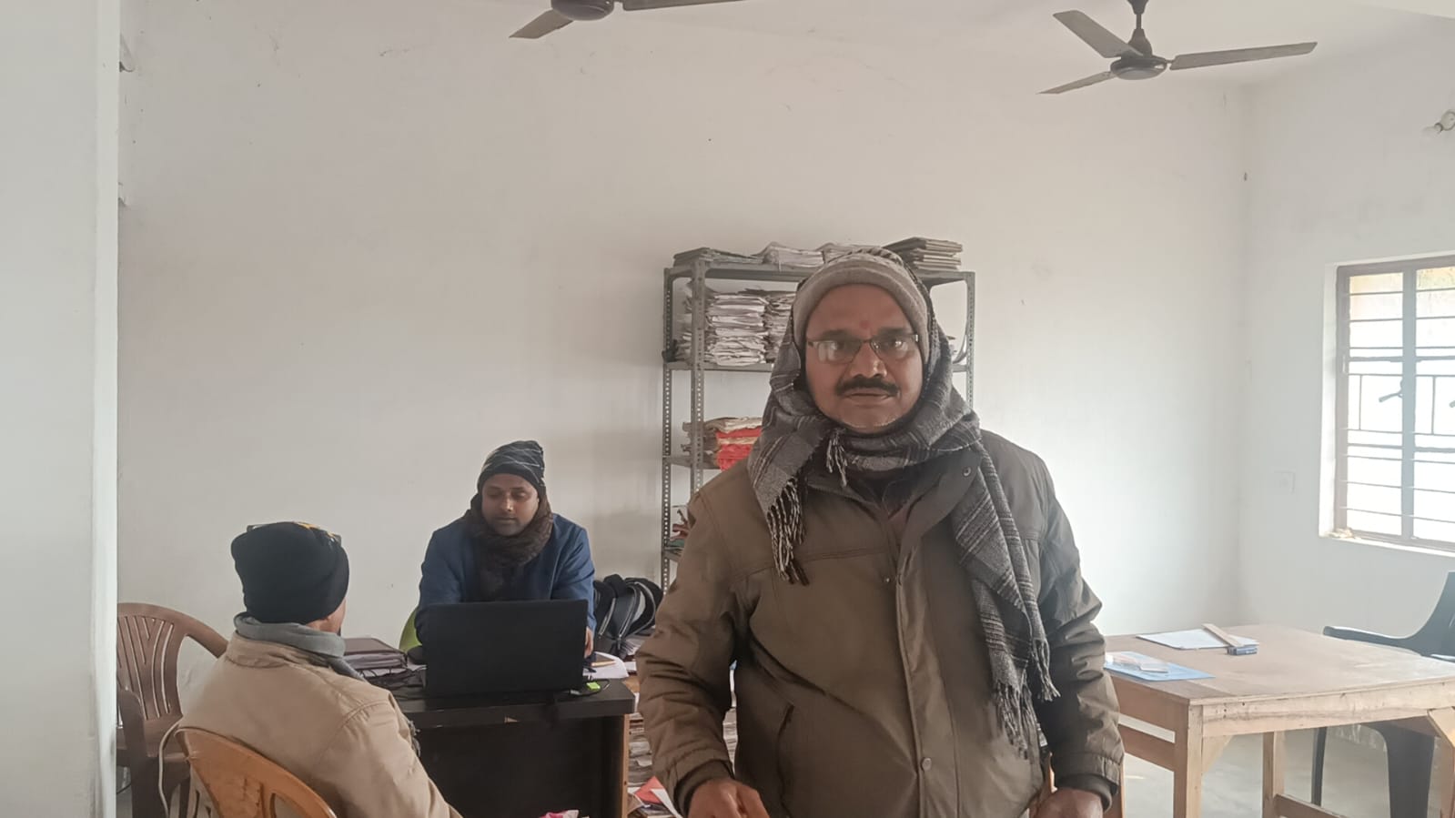 अररिया फोटो:औराही पूरब में राजस्व कार्यालय में मौजूद दलाल अररिया फोटो:औराही पूरब में राजस्व कार्यालय में मौजूद दलाल