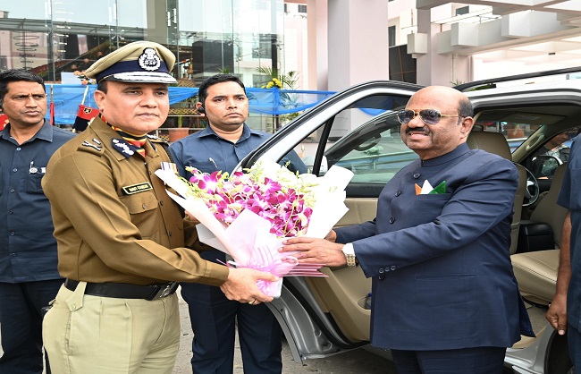 बीएसएफ के 33 जवानों को पुलिस पदक से सम्मानित करते राज्यपाल सी.वी. आनंद बोस बीएसएफ के 33 जवानों को पुलिस पदक से सम्मानित करते राज्यपाल सी.वी. आनंद बोस