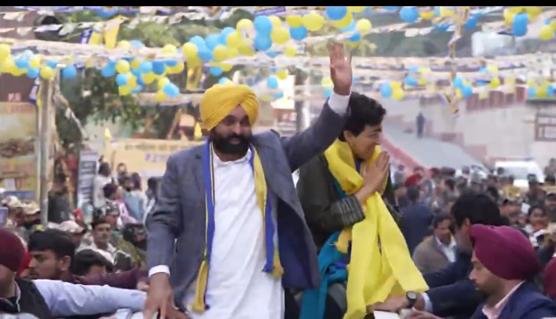 दिल्ली की कालकाजी विधानसभा में रोड शो करते पंजाब के मुख्ममंत्री भगवंत मान, साथ दिल्ली की मुख्यमंत्री आतिश दिल्ली की कालकाजी विधानसभा में रोड शो करते पंजाब के मुख्ममंत्री भगवंत मान, साथ दिल्ली की मुख्यमंत्री आतिश