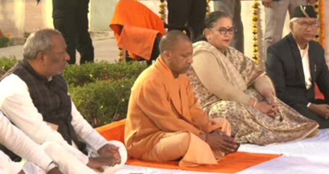 महात्मा गांधी की पुण्यतिथि पर भजन सुनते मुख्यमंत्री योगी आदित्यनाथ (फोटो) महात्मा गांधी की पुण्यतिथि पर भजन सुनते मुख्यमंत्री योगी आदित्यनाथ (फोटो)