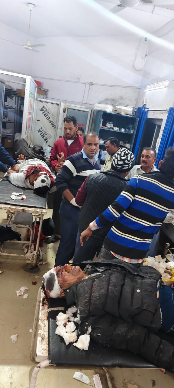 चित्तौड़गढ़ जिले में बीती रात को हुवे हादसे के मामले में घायलों को निंबाहेड़ा चिकित्सालय लाया गया। चित्तौड़गढ़ जिले में बीती रात को हुवे हादसे के मामले में घायलों को निंबाहेड़ा चिकित्सालय लाया गया।