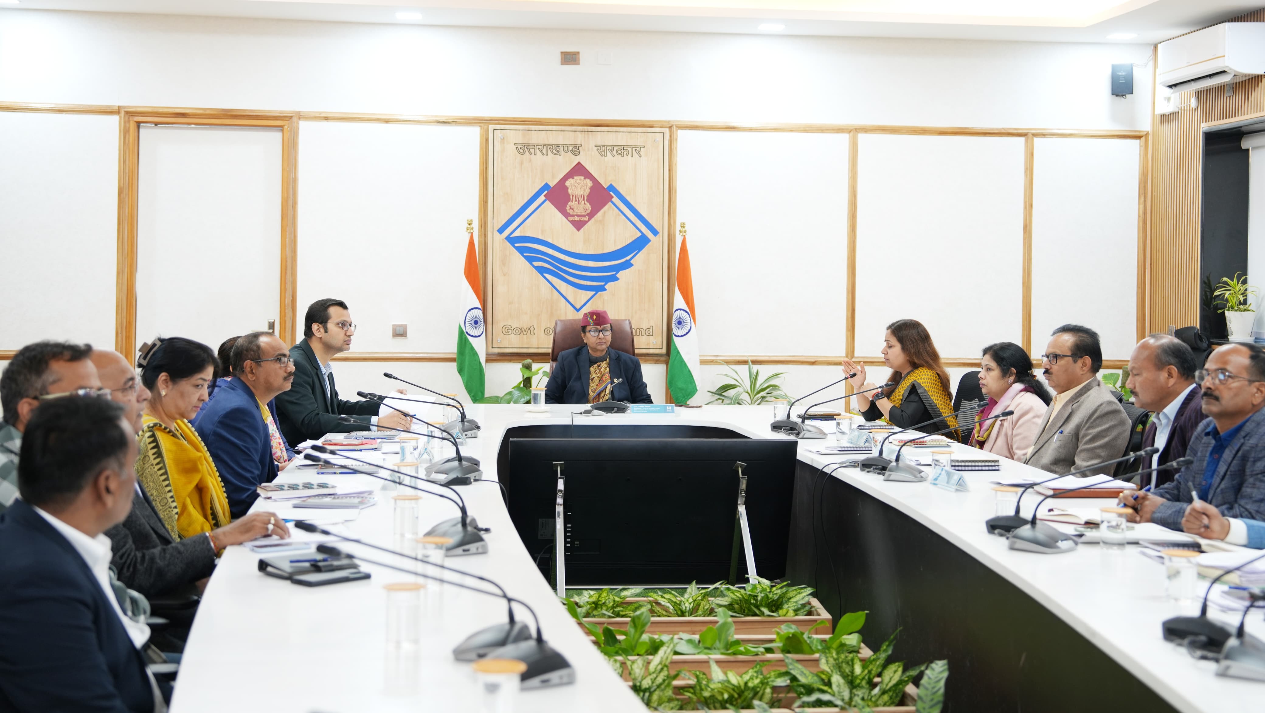 देहरादून सचिवालय में अधिकारियों के साथ बैठक करती मुख्य सचिव राधा रतूड़ी। देहरादून सचिवालय में अधिकारियों के साथ बैठक करती मुख्य सचिव राधा रतूड़ी।