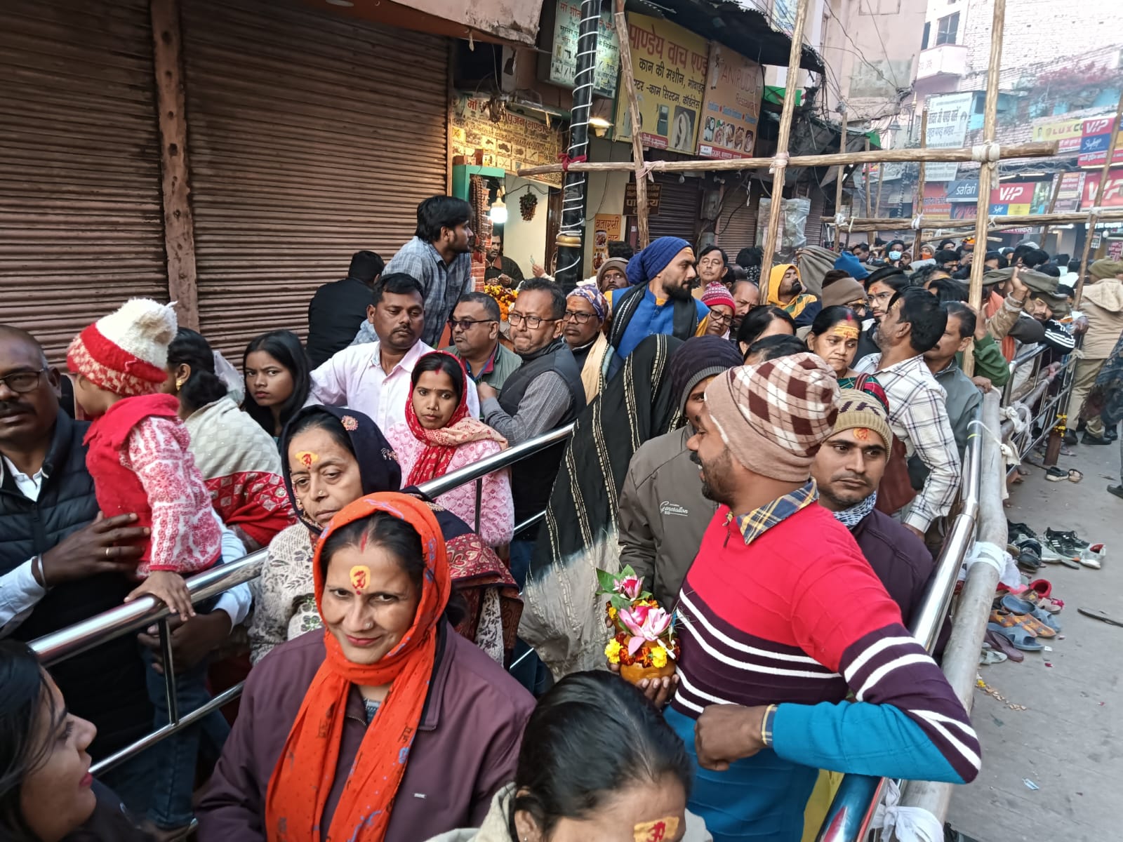 श्रद्धालुओं का रेला बाबा विश्वनाथ के दर्शन के लिए कतारबद्ध: फोटो बच्चा गुप्ता