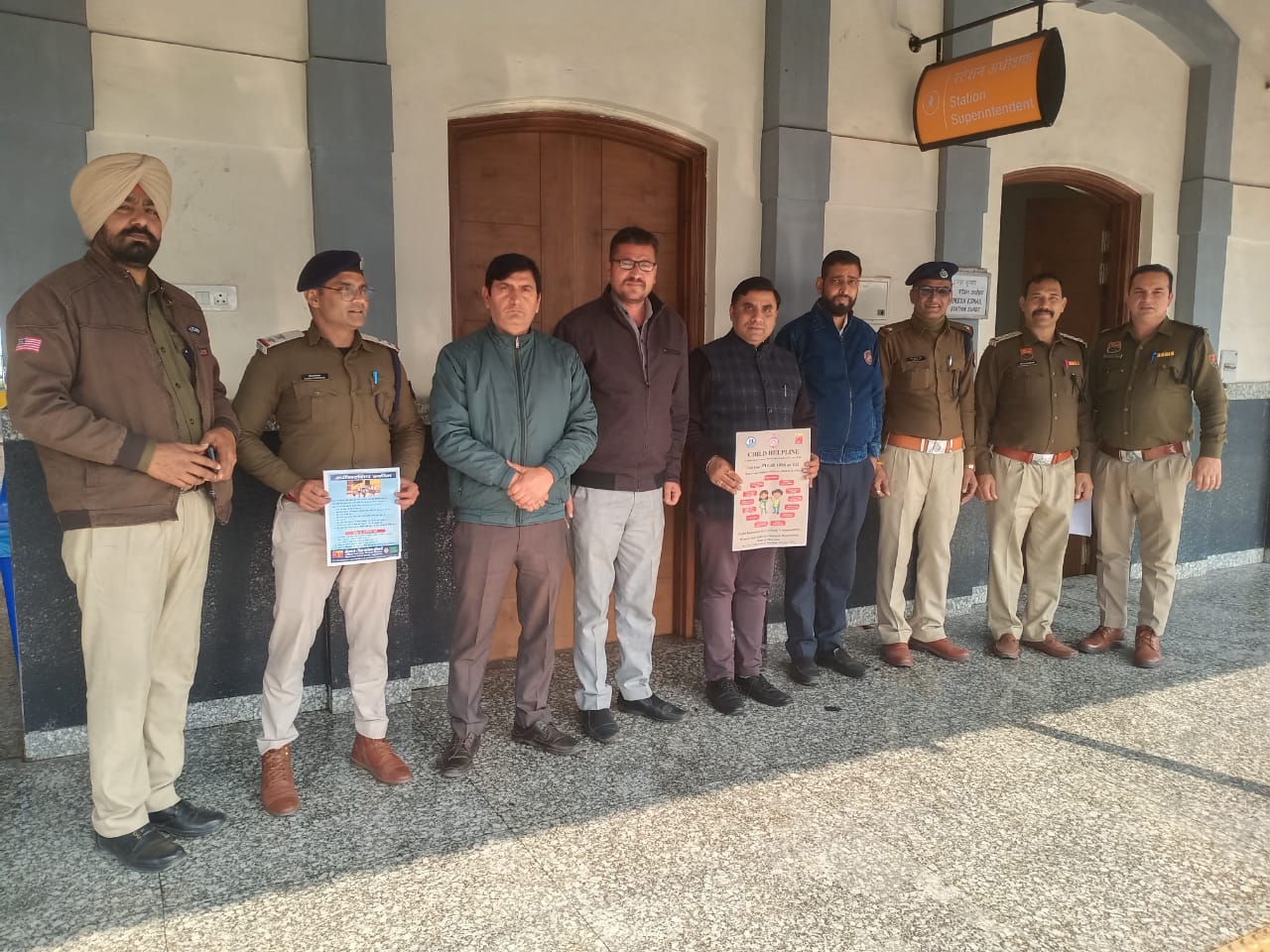 रेलवे स्टेशन पर बाल विभाग अधिकारी रेलवे स्टेशन पर बाल विभाग अधिकारी