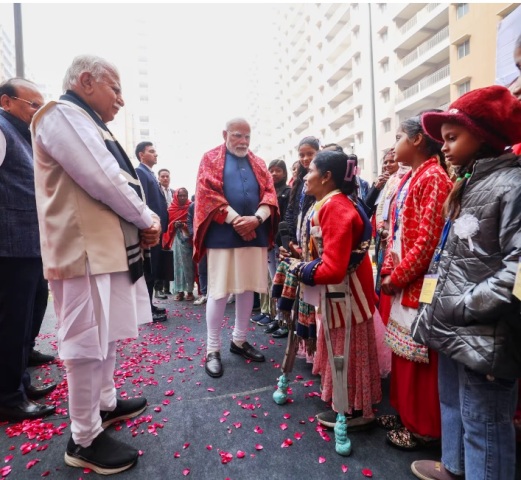 दिल्ली के अशोक विहार में स्वाभिमान अपार्टमेंट में आवास लाभार्थियों से मुलाकात के दौरान प्रधानमंत्री नरेन्द्र मोदी (फाइल फोटो) दिल्ली के अशोक विहार में स्वाभिमान अपार्टमेंट में आवास लाभार्थियों से मुलाकात के दौरान प्रधानमंत्री नरेन्द्र मोदी (फाइल फोटो)