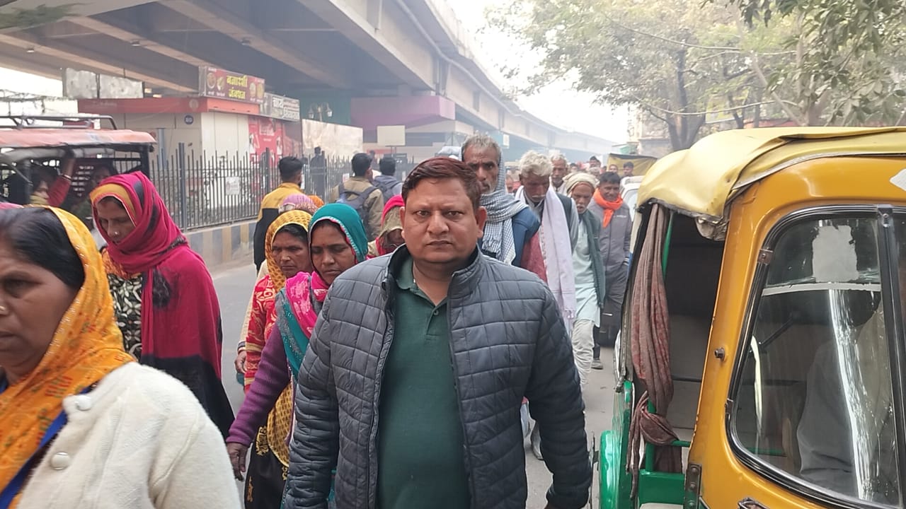 श्रद्धालुओं का रेला बाबा विश्वनाथ के दर्शन के लिए कतारबद्ध: फोटो बच्चा गुप्ता