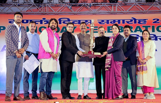 रक्षा राज्य मंत्री संजय सेठ राष्ट्रीय रंगशाला शिविर में पुरस्कार देते हुए रक्षा राज्य मंत्री संजय सेठ राष्ट्रीय रंगशाला शिविर में पुरस्कार देते हुए