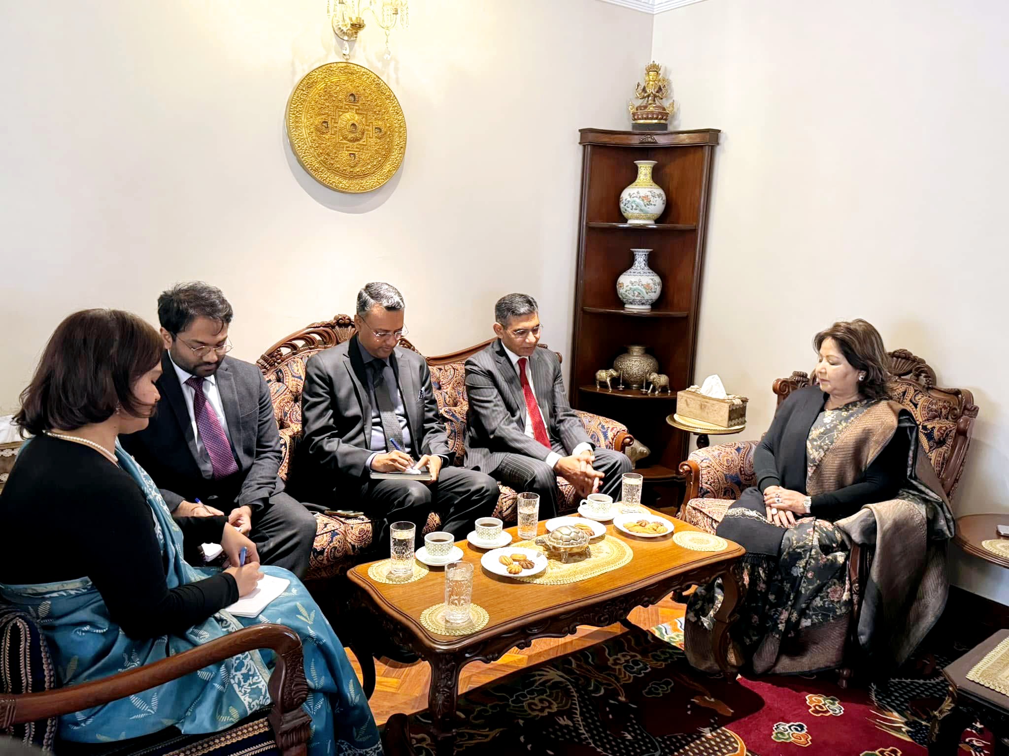 नेपाल की विदेश मंत्री से मुलाकात करते भारतीय विदेश मंत्रालय के अधिकारी नेपाल की विदेश मंत्री से मुलाकात करते भारतीय विदेश मंत्रालय के अधिकारी