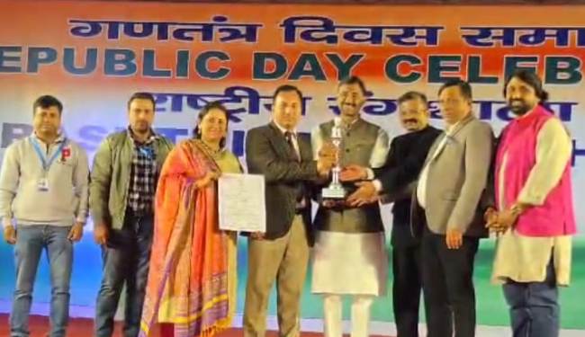 दिल्ली में गणत्रंत दिवस की परेड में पुरस्कार प्राप्त करते सूचना महानिदेशक व लोक कलाकार। दिल्ली में गणत्रंत दिवस की परेड में पुरस्कार प्राप्त करते सूचना महानिदेशक व लोक कलाकार।