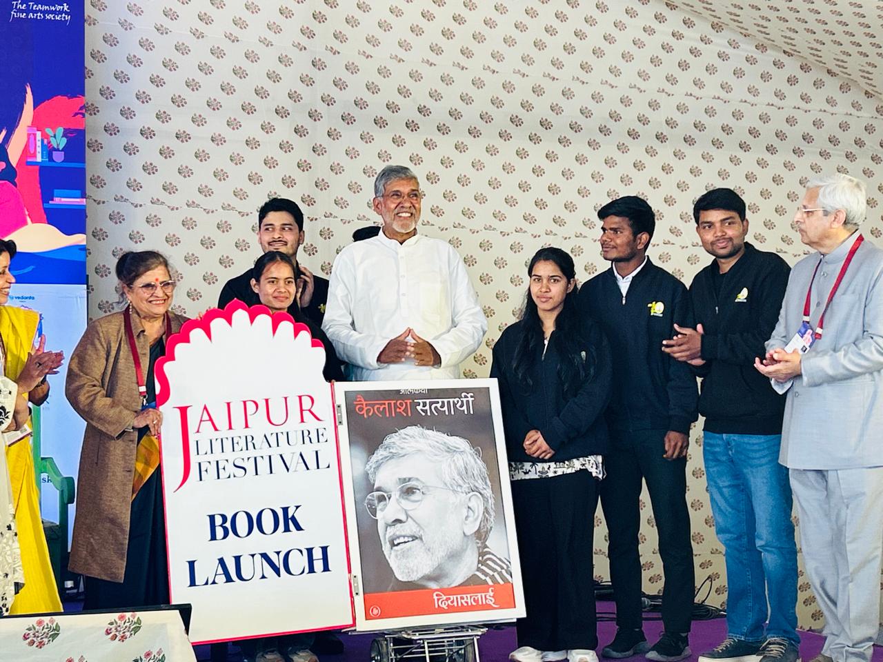 जेएलएफ में नोबेल विजेता कैलाश सत्यार्थी की आत्मकथा दियासलाई का लोकार्पण जेएलएफ में नोबेल विजेता कैलाश सत्यार्थी की आत्मकथा दियासलाई का लोकार्पण