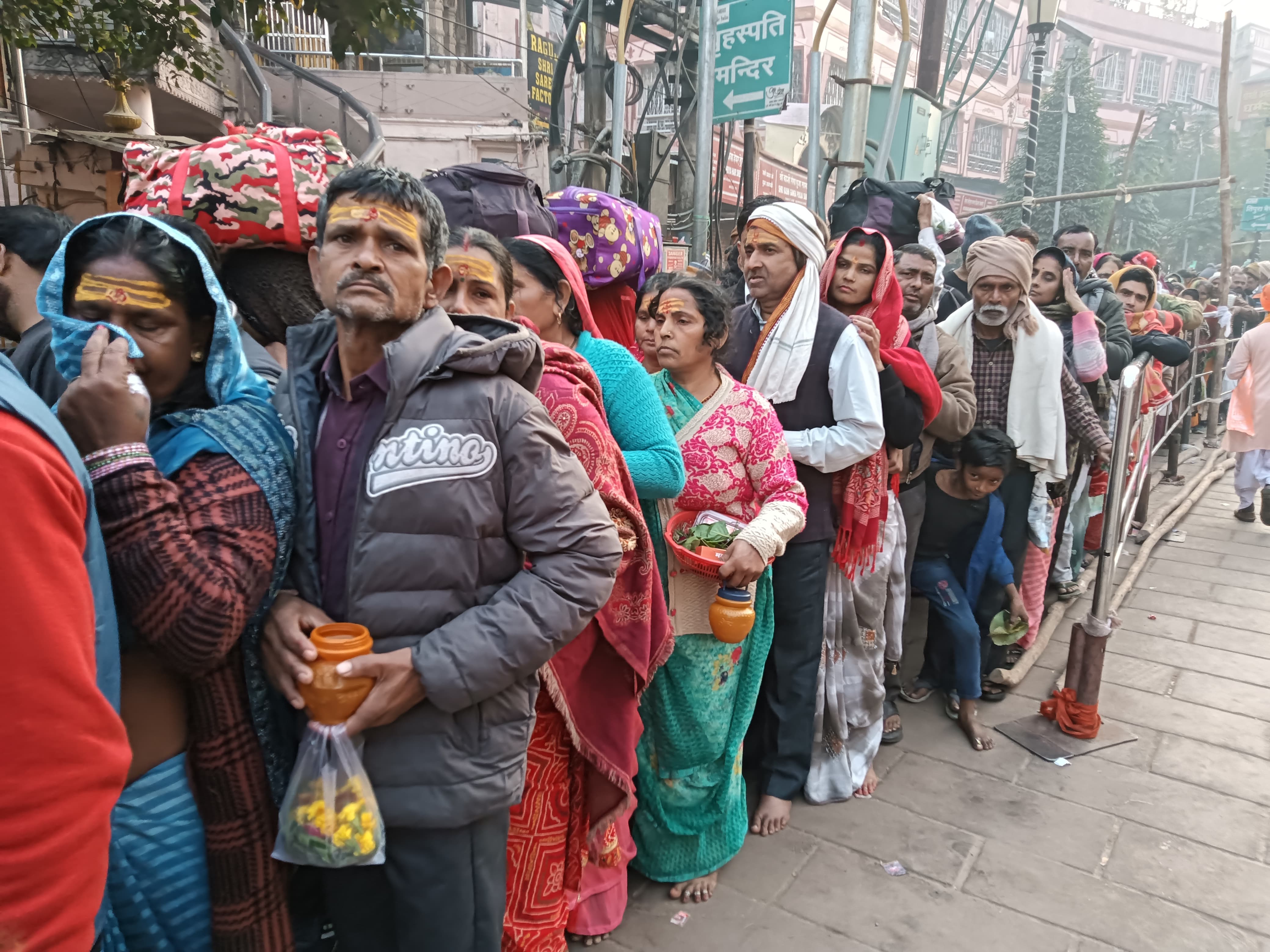 श्रद्धालुओं का रेला बाबा विश्वनाथ के दर्शन के लिए कतारबद्ध: फोटो बच्चा गुप्ता