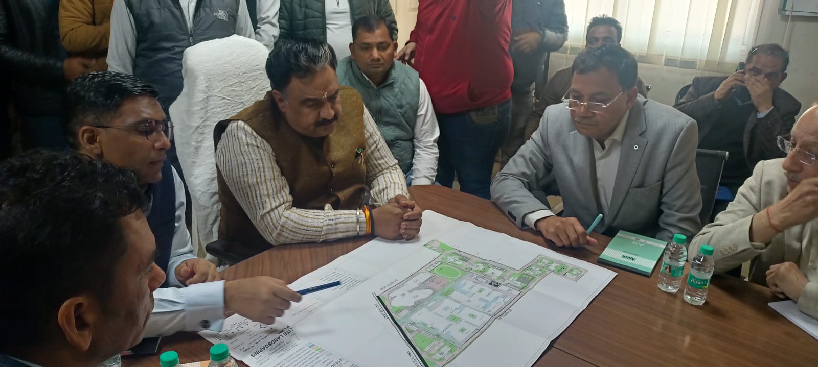 हैबतपुर मेडिकल कालेज की प्रगति रिपोर्ट को लेकर अधिकारियों से बातचीत करते हुए डिप्टी स्पीकर डा. कृष्ण मिड्ढा। हैबतपुर मेडिकल कालेज की प्रगति रिपोर्ट को लेकर अधिकारियों से बातचीत करते हुए डिप्टी स्पीकर डा. कृष्ण मिड्ढा।