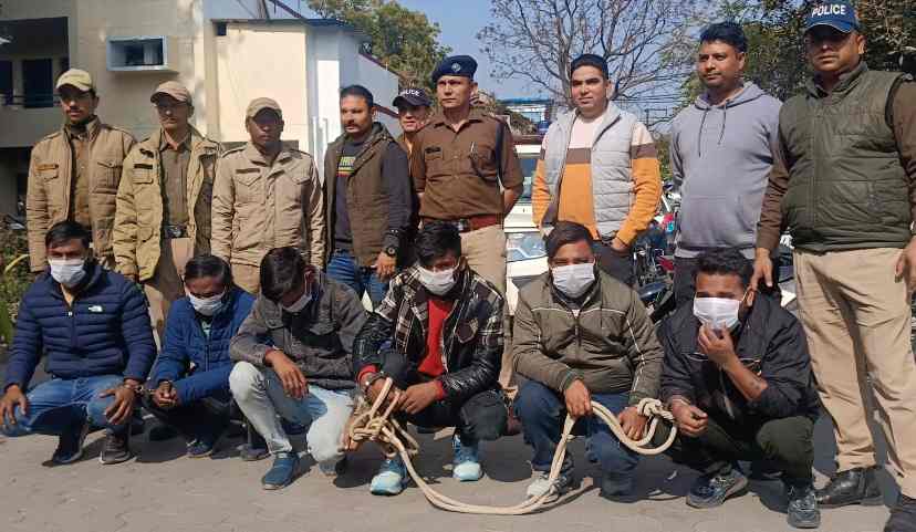 हल्द्वानी पुलिस की गिरफ्त में पकड़े गए ठग और पकड़ने वाली पुलिस टीम। हल्द्वानी पुलिस की गिरफ्त में पकड़े गए ठग और पकड़ने वाली पुलिस टीम।
