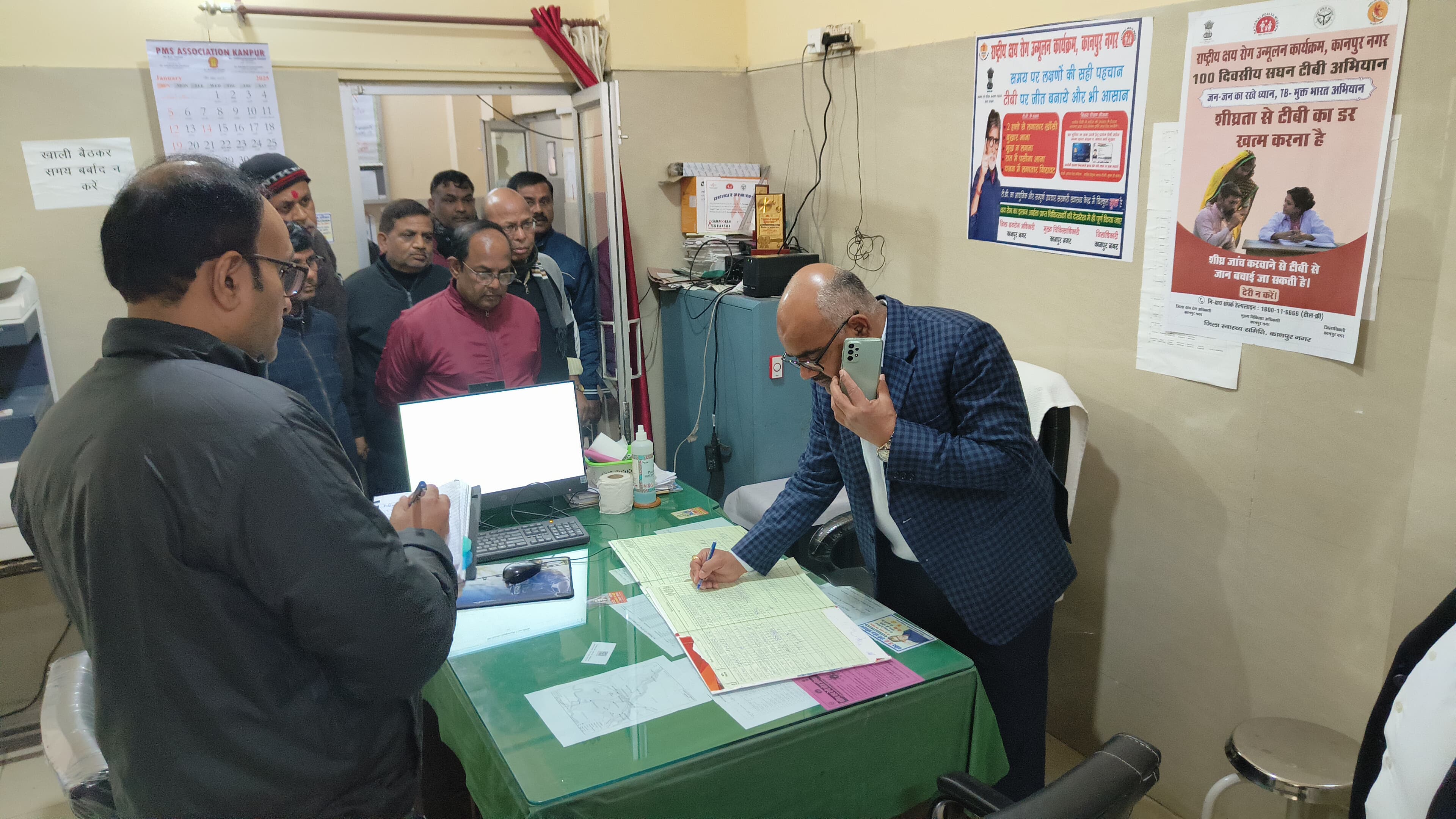 निरीक्षण के दौरान जिलाधिकारी जितेंद्र प्रताप सिंह और अन्य निरीक्षण के दौरान जिलाधिकारी जितेंद्र प्रताप सिंह और अन्य