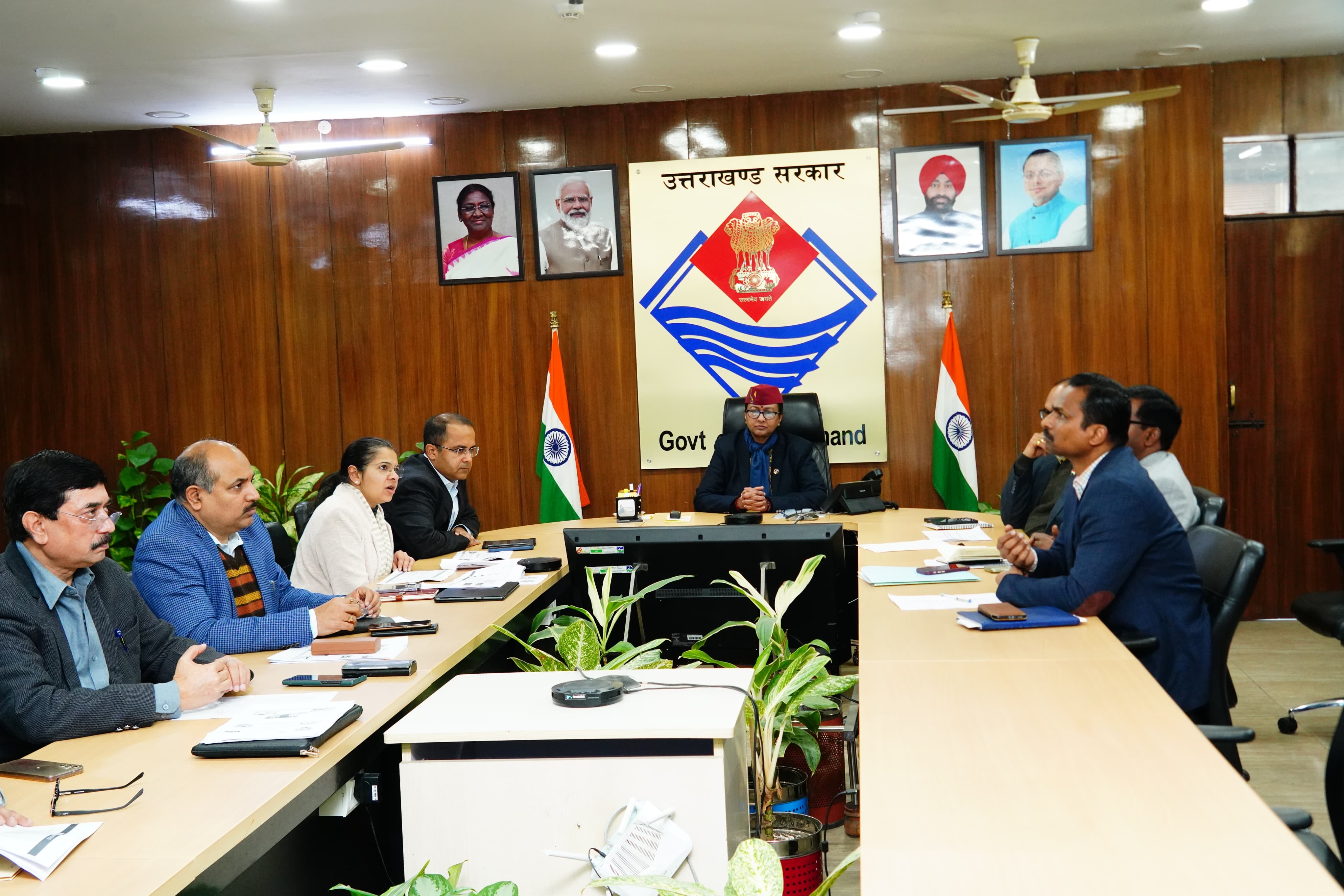 मुख्यमंत्री की वचुर्अल बैठक में मौजूद अधिकारी। मुख्यमंत्री की वचुर्अल बैठक में मौजूद अधिकारी।