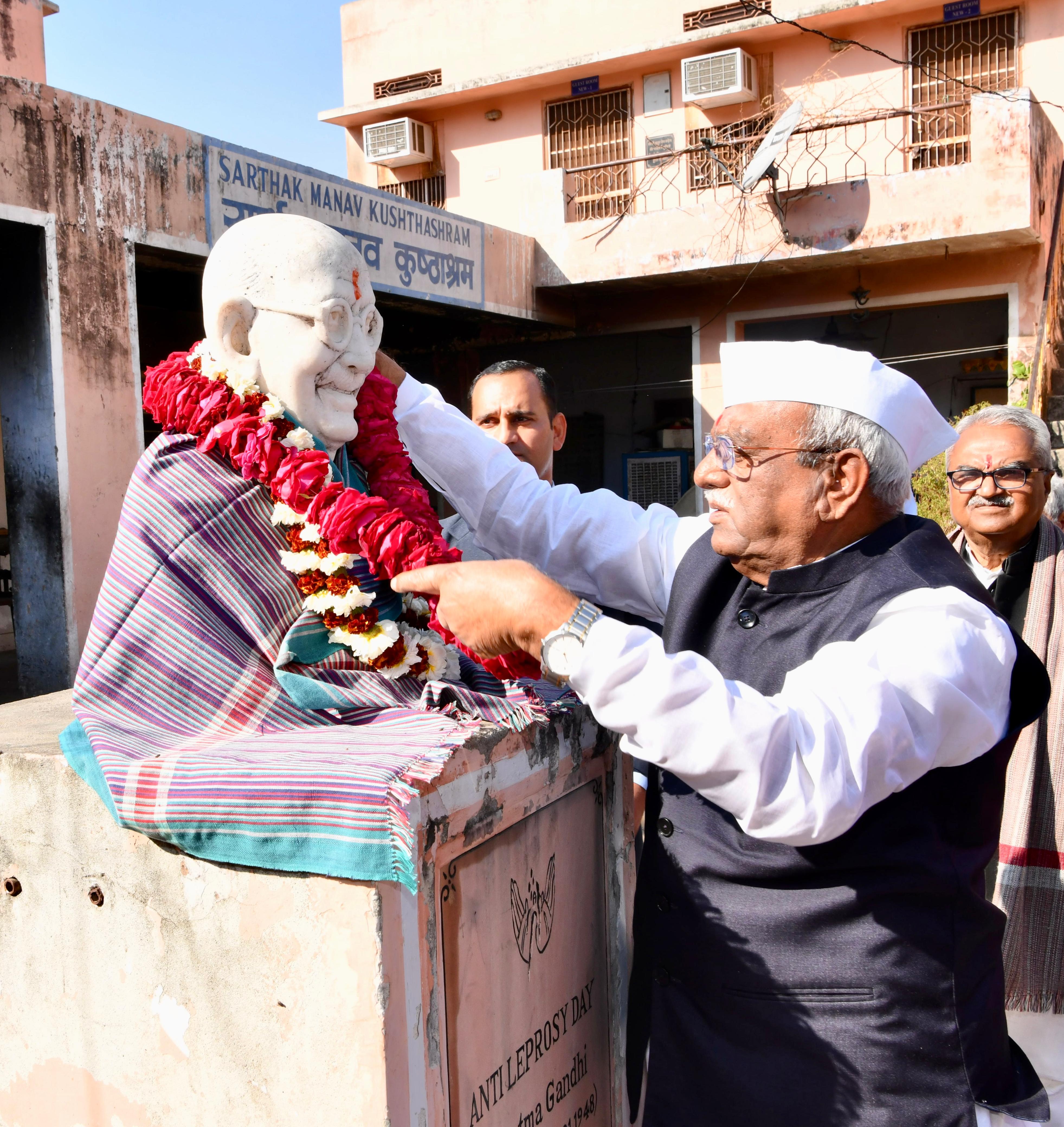 गांधी की पुण्यतिथि पर श्रद्धांजलि अर्पित की गांधी की पुण्यतिथि पर श्रद्धांजलि अर्पित की
