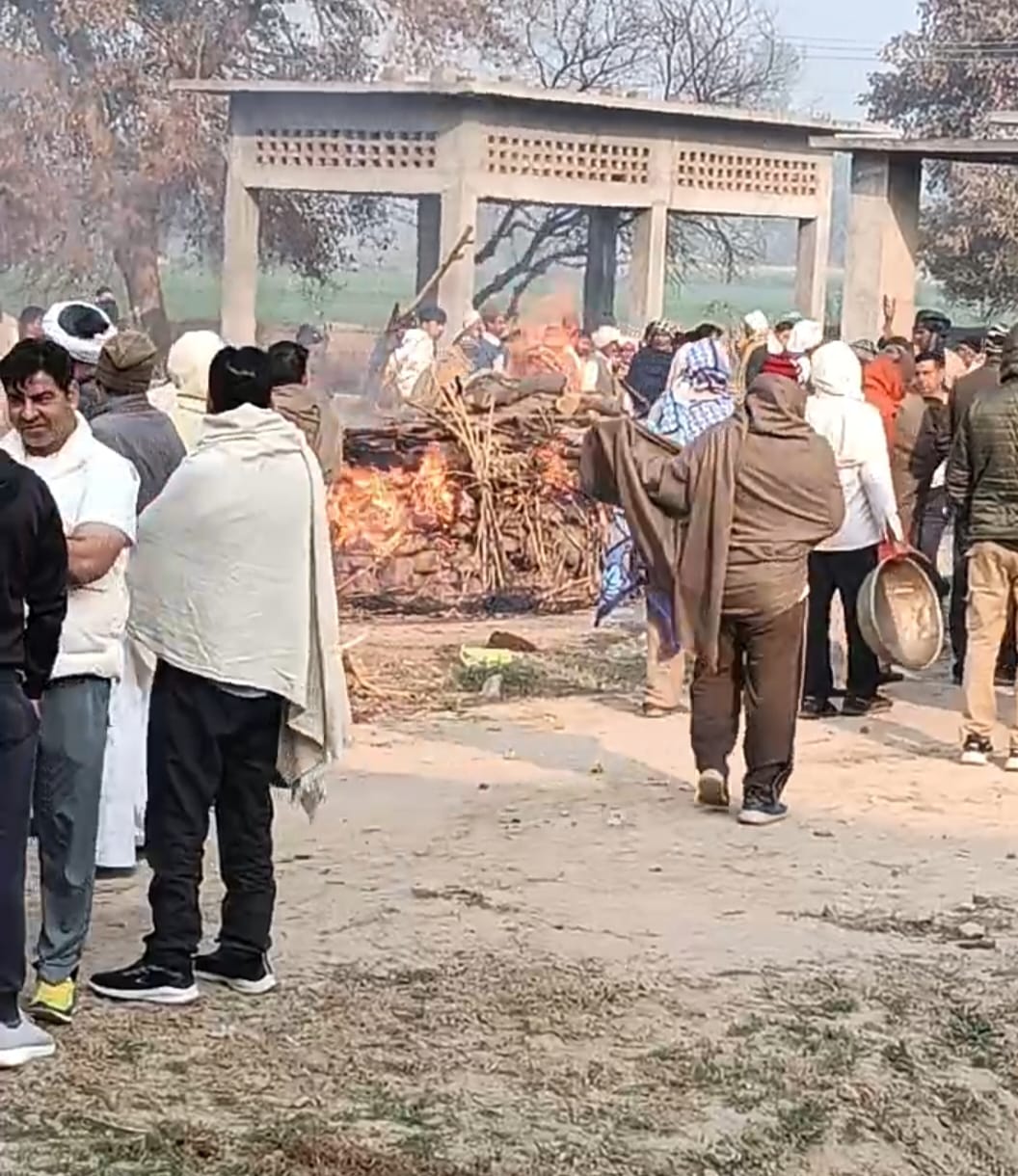 मृतका के दाह संस्कार में मौजूद ग्रामीण। मृतका के दाह संस्कार में मौजूद ग्रामीण।