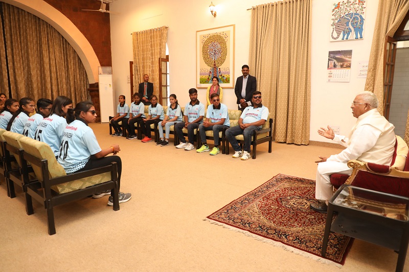 राज्यपाल मंगुभाई पटेल से टीम के खिलाड़ियों की सौजन्य भेंट राज्यपाल मंगुभाई पटेल से टीम के खिलाड़ियों की सौजन्य भेंट
