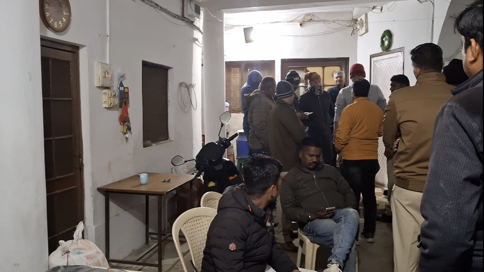 क्रिश्चियन कॉलोनी में रहने वाले पीके शुक्ला के घर मिले संदिग्ध बच्चे। क्रिश्चियन कॉलोनी में रहने वाले पीके शुक्ला के घर मिले संदिग्ध बच्चे।