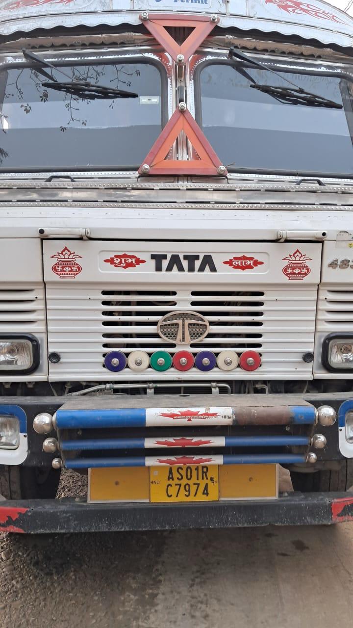 लैलापुर में विशेष नाका जांच के दौरान जब्त विदेशी सिगरेट के 660 बॉक्स लदे ट्रक की तस्वीर। लैलापुर में विशेष नाका जांच के दौरान जब्त विदेशी सिगरेट के 660 बॉक्स लदे ट्रक की तस्वीर।
