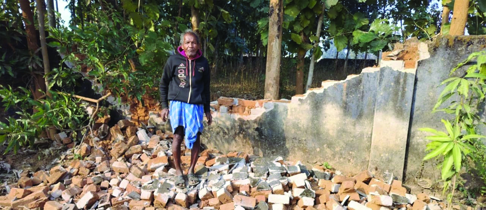 दंतैल हाथी ने बाउंड्रीवाल को तोडक़र अपना गुस्सा उतारा दंतैल हाथी ने बाउंड्रीवाल को तोडक़र अपना गुस्सा उतारा