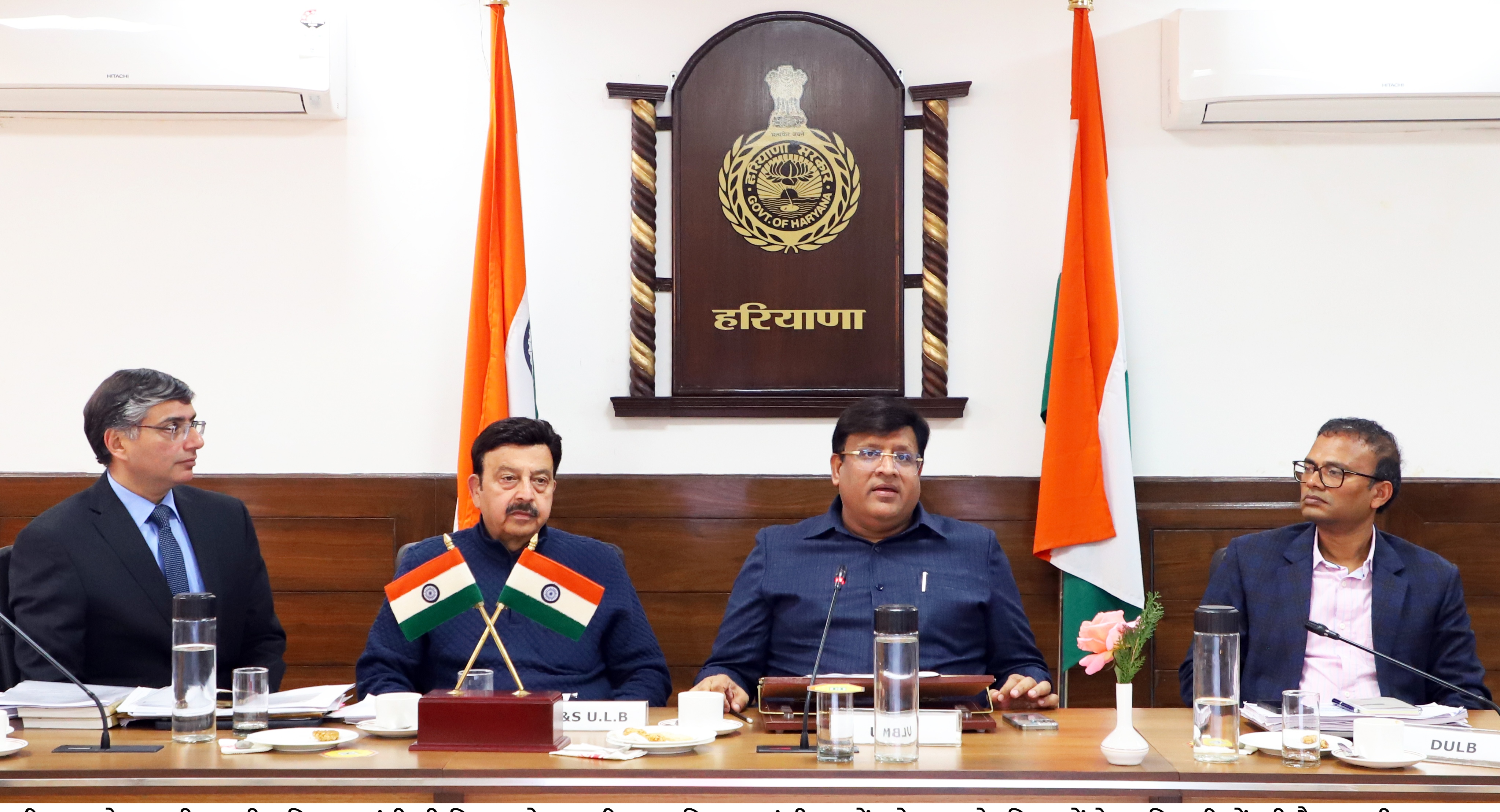 हरियाणा के कैबिनेट मंत्री विपुल गोयल अधिकारियों की बैठक लेते हुए हरियाणा के कैबिनेट मंत्री विपुल गोयल अधिकारियों की बैठक लेते हुए