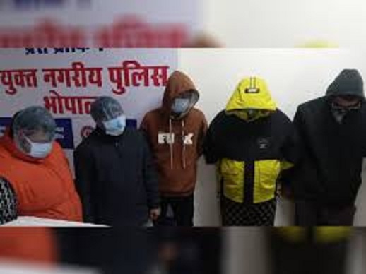भोपाल पुलिस ने साइबर फ्रॉड का खुलासा करते हुए 5 ठगों को किया गिरफ्तार भोपाल पुलिस ने साइबर फ्रॉड का खुलासा करते हुए 5 ठगों को किया गिरफ्तार