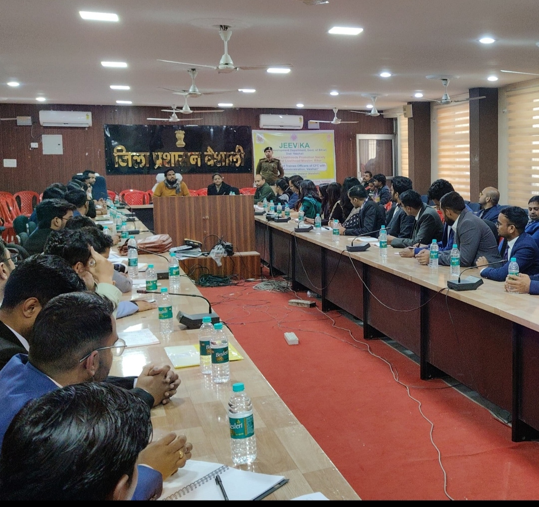 पदाधिकारियों की ब्रीफिंग करते एडीएम पदाधिकारियों की ब्रीफिंग करते एडीएम