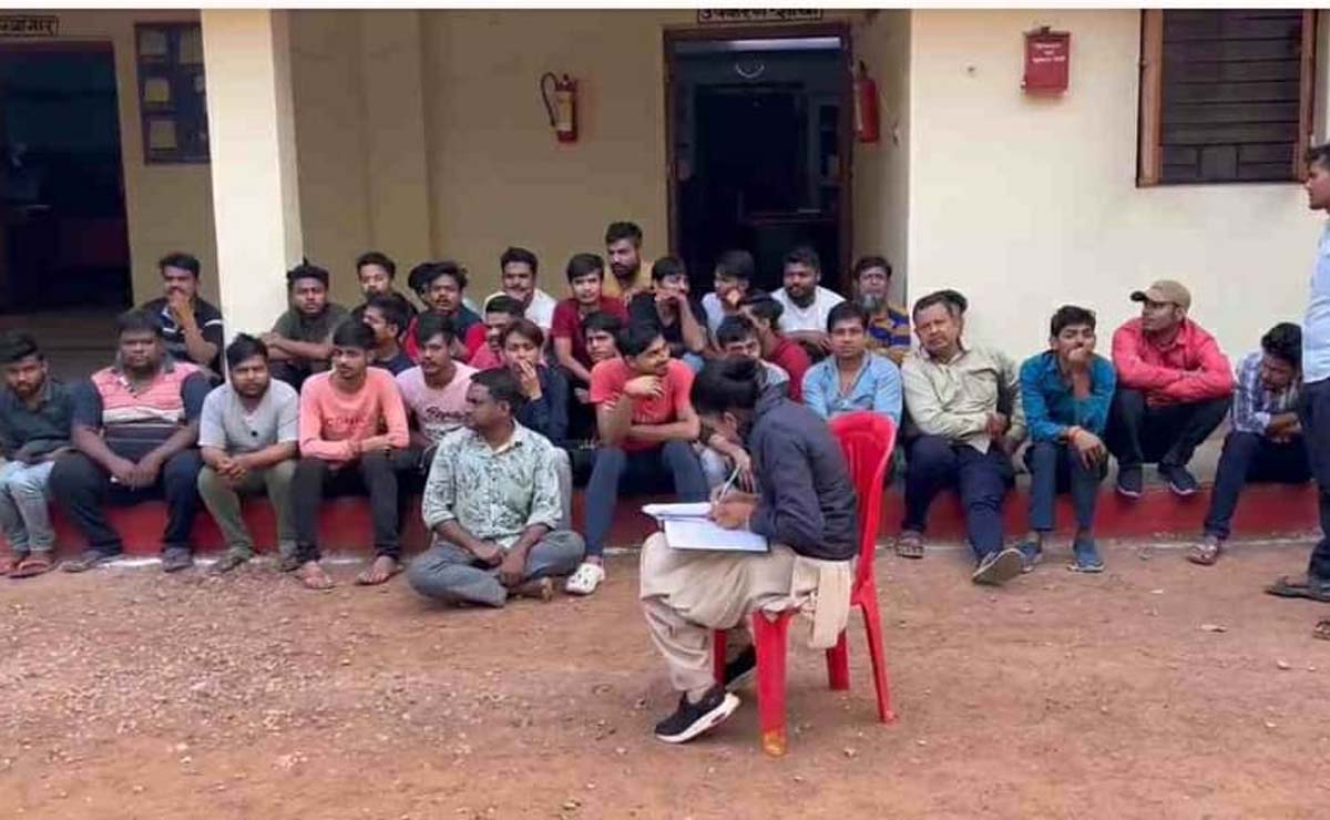 पुलिस कर्मचारी संदेहियों से पूछताछ करते पुलिस कर्मचारी संदेहियों से पूछताछ करते