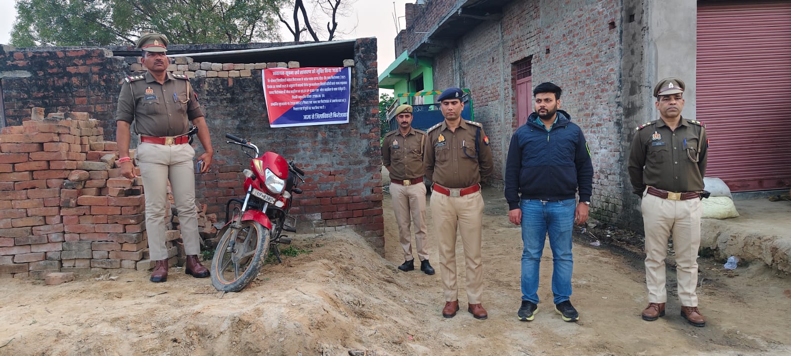 संपत्ति कुर्क करती पुलिस टीम संपत्ति कुर्क करती पुलिस टीम