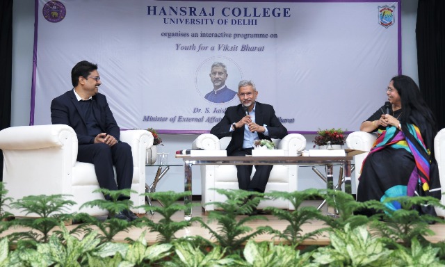 हंसराज कॉलेज में आयोजित कार्यक्रम में बांए से डीयू कुलपति योगेश सिंह विदेश मंत्री डॉ. एस. जयशंकर और डीयू एसओएल की निदेशक प्रो. पायल मागो हंसराज कॉलेज में आयोजित कार्यक्रम में बांए से डीयू कुलपति योगेश सिंह विदेश मंत्री डॉ. एस. जयशंकर और डीयू एसओएल की निदेशक प्रो. पायल मागो