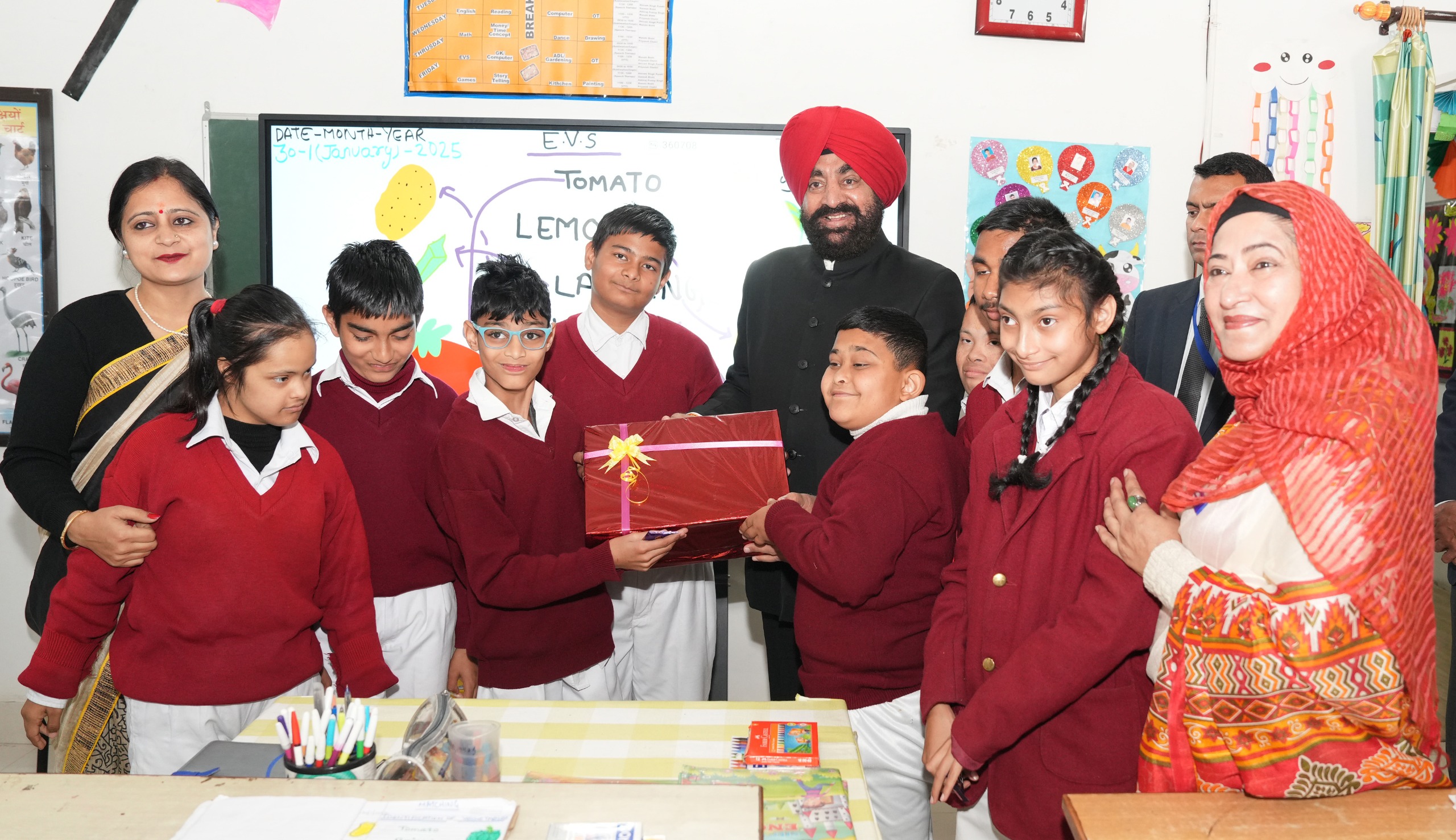 ‘गोल्डन की आशा स्कूल’ के बच्चों के साथ राज्यपाल। ‘गोल्डन की आशा स्कूल’ के बच्चों के साथ राज्यपाल।