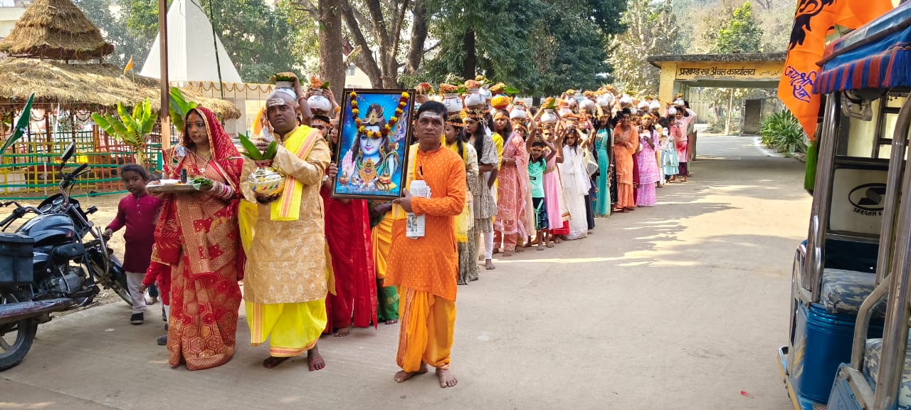 शोभायात्रा में श्रद्धालु शोभायात्रा में श्रद्धालु