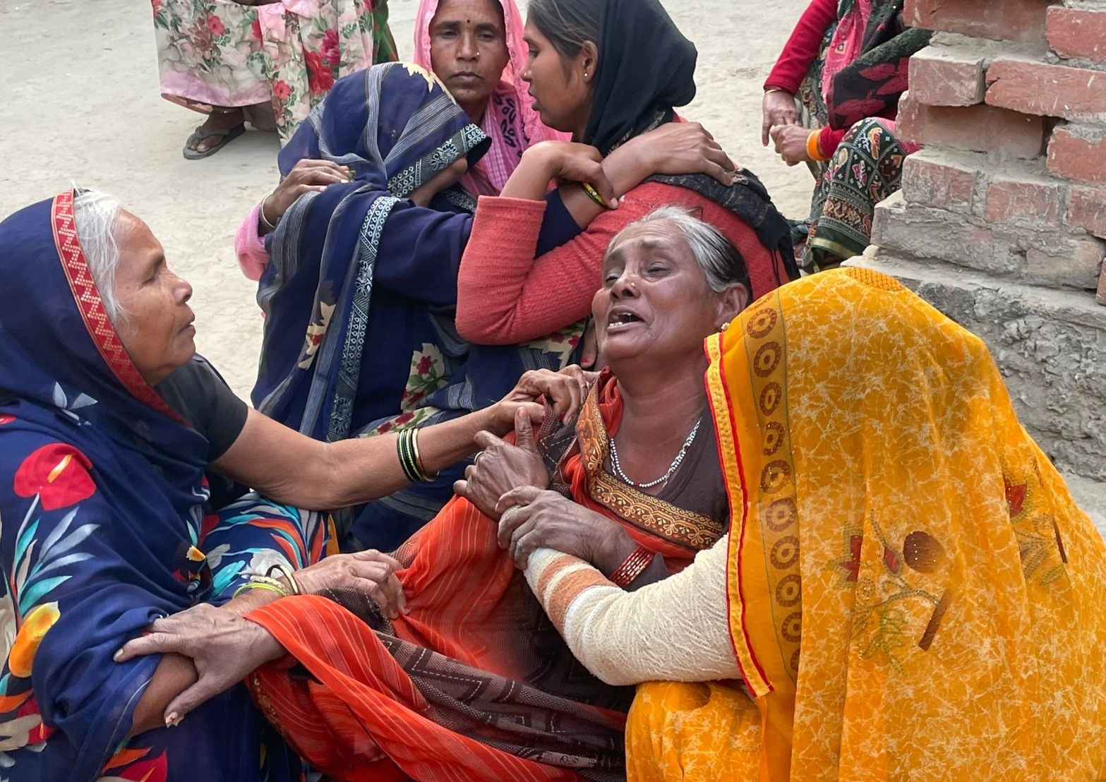 कुंभ मेले में मृतक सास बहू का घर पहुंचा शव परिजनों में मचा कोहराम कुंभ मेले में मृतक सास बहू का घर पहुंचा शव परिजनों में मचा कोहराम