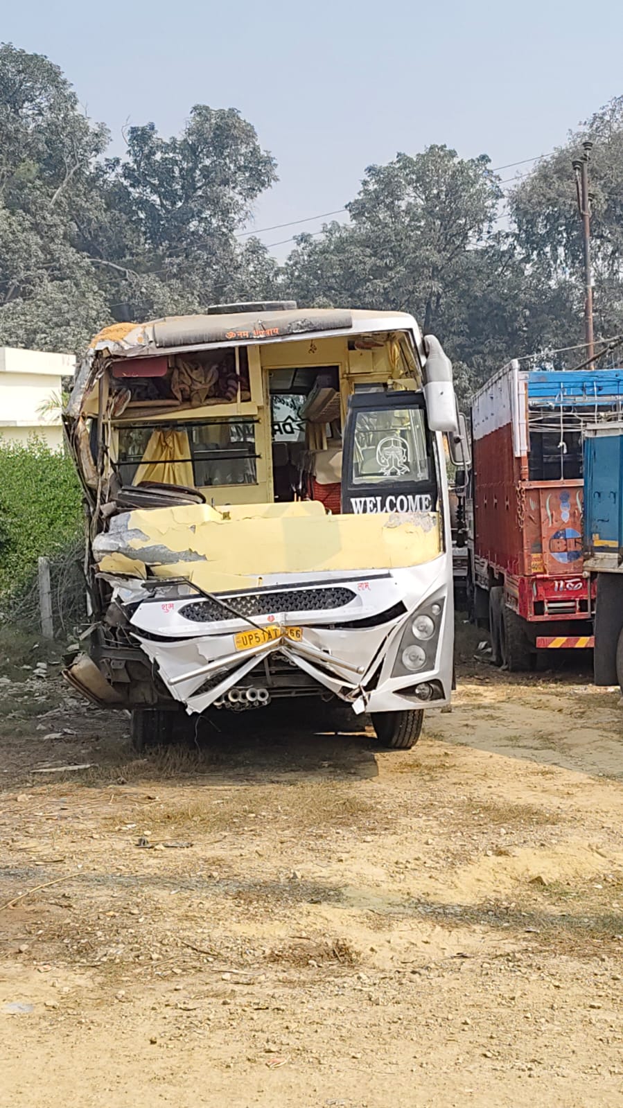 श्रद्धालुओं से भरी बस की ट्रेलर से जोरदार टक्कर, डेढ़ दर्जन से अधिक घायल