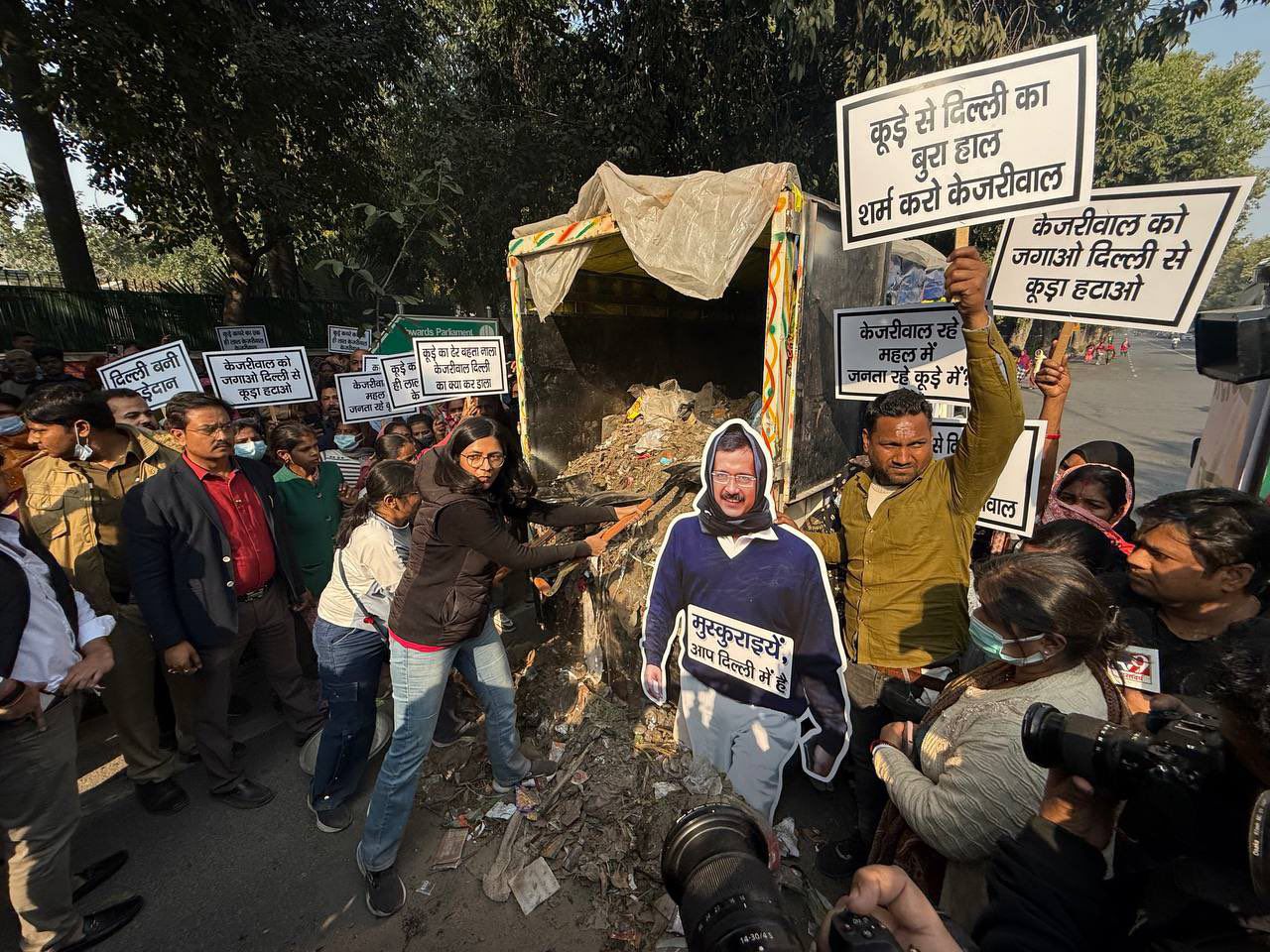 अरविंद केजरीवाल के घर के बाहर स्वाति मालीवाल अरविंद केजरीवाल के घर के बाहर स्वाति मालीवाल