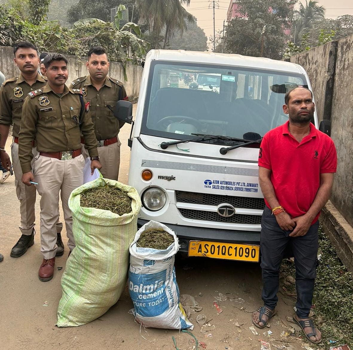 गुवाहाटी के लोखरा से 21 किलोग्राम गांजा के साथ गिरफ्तार आरोपित की तस्वीर । गुवाहाटी के लोखरा से 21 किलोग्राम गांजा के साथ गिरफ्तार आरोपित की तस्वीर ।