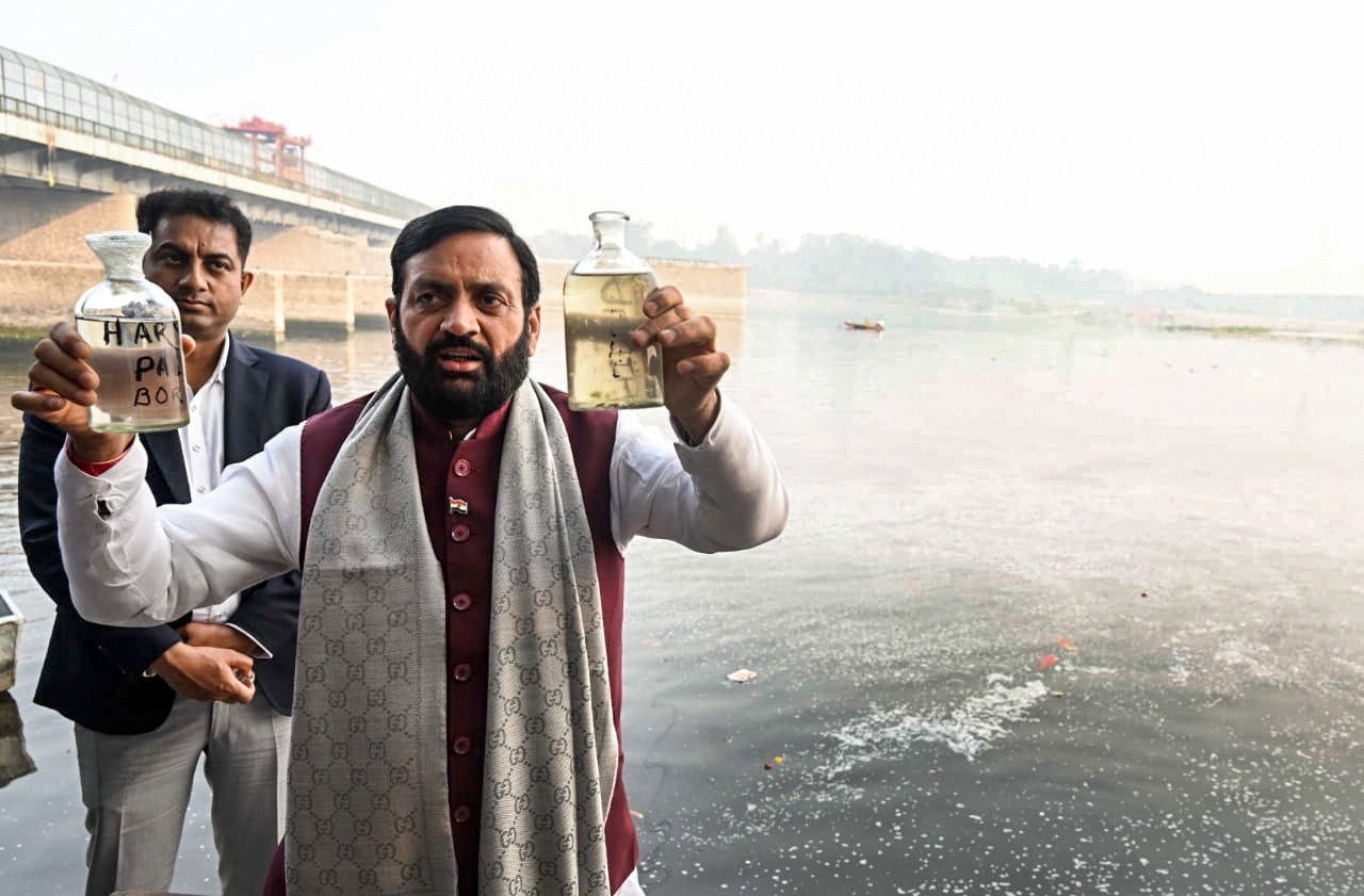 हरियाणा के मुख्यमंत्री नायब सैनी दिल्ली व हरियाणा के पानी के सैंपल दिखाते हुए हरियाणा के मुख्यमंत्री नायब सैनी दिल्ली व हरियाणा के पानी के सैंपल दिखाते हुए