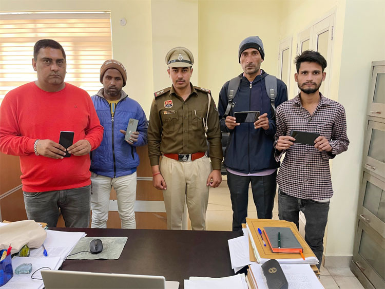 31 Snp-4 सोनीपत: मालिकों को फोन सौंपते हुए अधिकारी 31 Snp-4 सोनीपत: मालिकों को फोन सौंपते हुए अधिकारी
