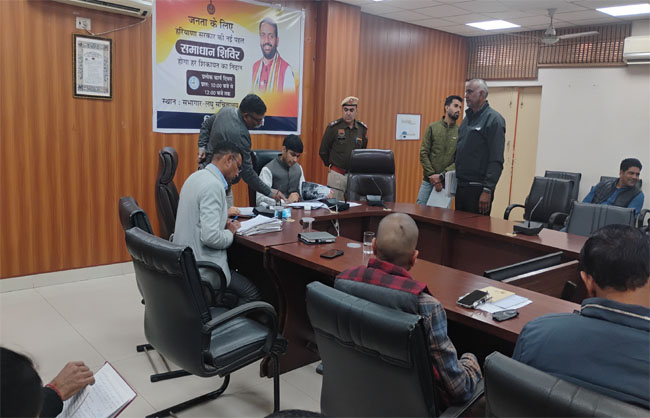 रेवाड़ी में समाधान शिविर में सुनवाई करते हुए उपायुक्त अभिषेक मीणा। रेवाड़ी में समाधान शिविर में सुनवाई करते हुए उपायुक्त अभिषेक मीणा।
