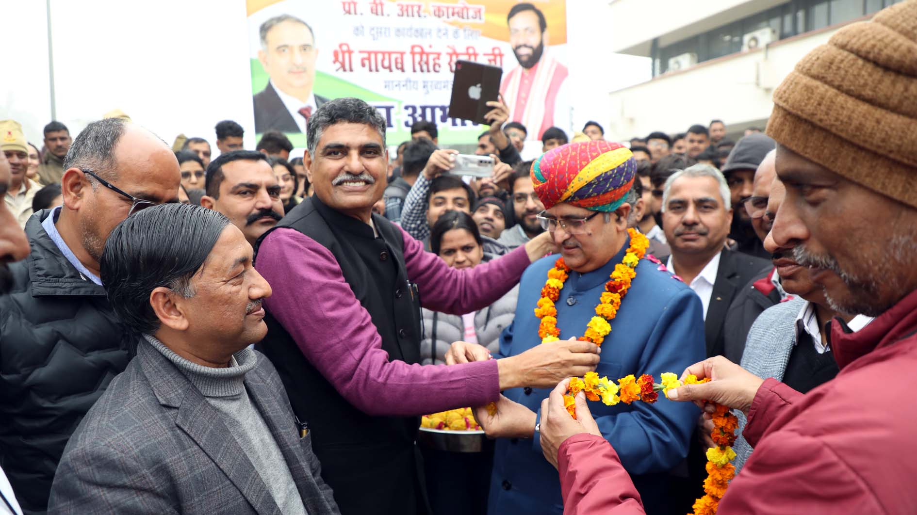 कुलपति प्रो. बीआर कम्बोज को माला पहनाकर स्वागत करते हौटा प्रधान डॉ. अशोक गाेदारा। कुलपति प्रो. बीआर कम्बोज को माला पहनाकर स्वागत करते हौटा प्रधान डॉ. अशोक गाेदारा।