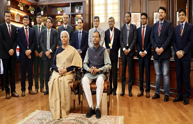 बजट टीम के साथ वित्त मंत्री निर्मला सीतारमण बजट टीम के साथ वित्त मंत्री निर्मला सीतारमण