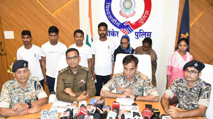 7 नक्सलियों ने किया आत्मसमर्पण 7 नक्सलियों ने किया आत्मसमर्पण