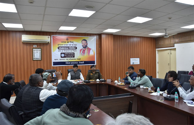 रेवाड़ी में प्रैस वार्ता के दौरान उपायुक्त अभिषेक मीणा व पुलिस अधीक्षक डॉ मयंक गुप्ता। रेवाड़ी में प्रैस वार्ता के दौरान उपायुक्त अभिषेक मीणा व पुलिस अधीक्षक डॉ मयंक गुप्ता।