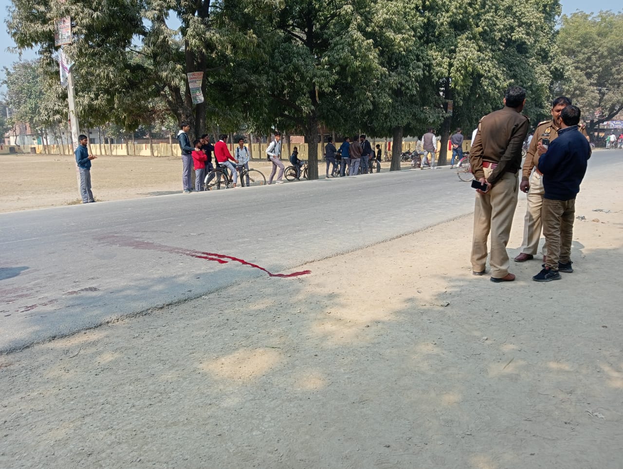 इंटर कॉलेज गेट के सामने छात्र को मारी गोली, हालत गंभीर ,ट्रामा सेंटर रेफर इंटर कॉलेज गेट के सामने छात्र को मारी गोली, हालत गंभीर ,ट्रामा सेंटर रेफर
