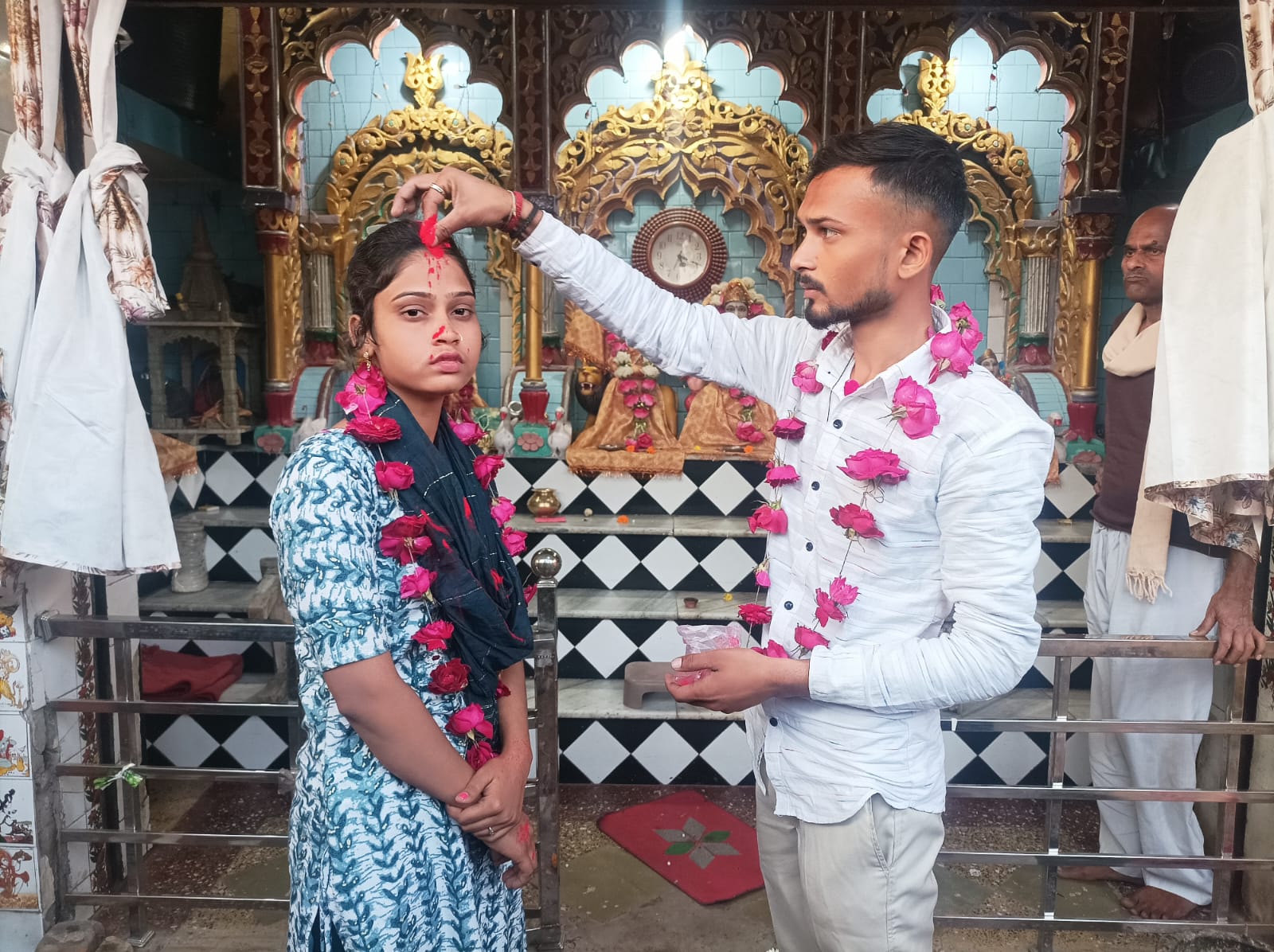 मंदिर में शादी के बाद एक दूसरे के हुए प्रेमी युगल मंदिर में शादी के बाद एक दूसरे के हुए प्रेमी युगल