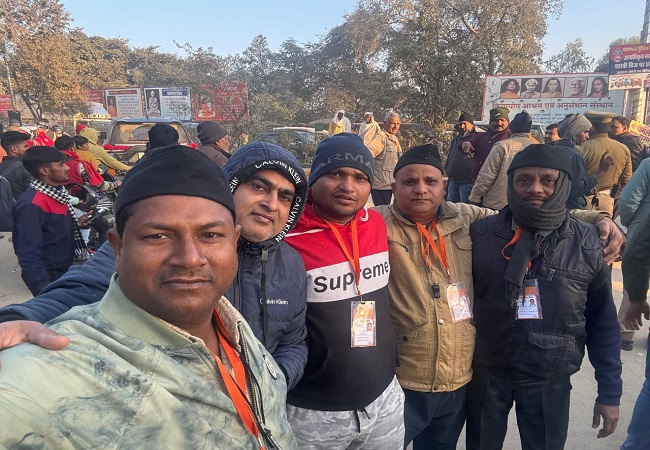 ट्रैफिक सेवा में जुटे स्वयंसेवक ट्रैफिक सेवा में जुटे स्वयंसेवक