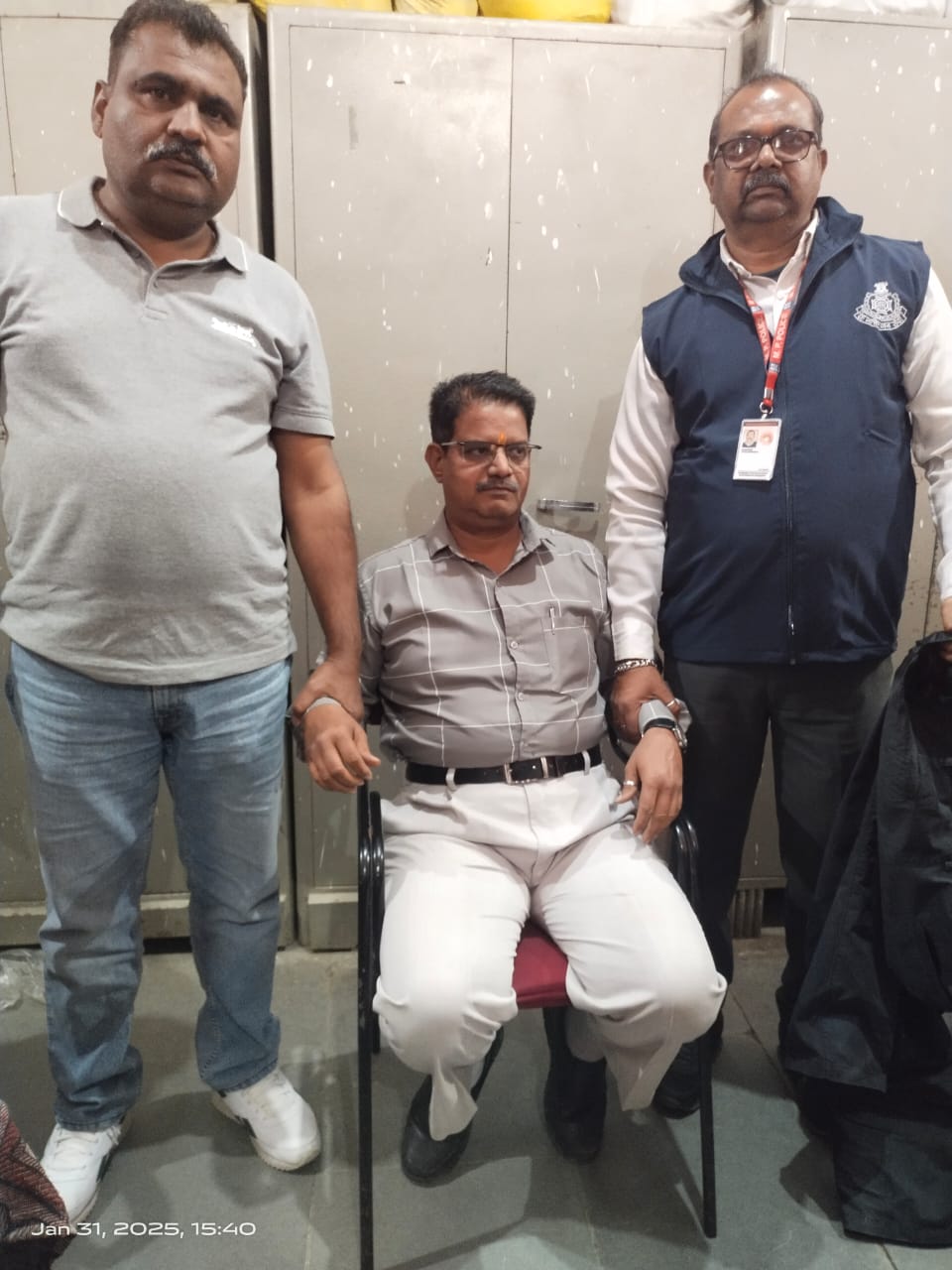 मनरेगा का सहायक लेखाधिकारी 15 हजार रू. रिश्वत लेते पकड़ाया मनरेगा का सहायक लेखाधिकारी 15 हजार रू. रिश्वत लेते पकड़ाया