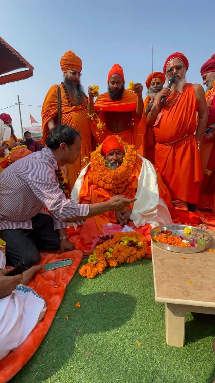 महंत स्वामी राम मनी को चादर देते हुए