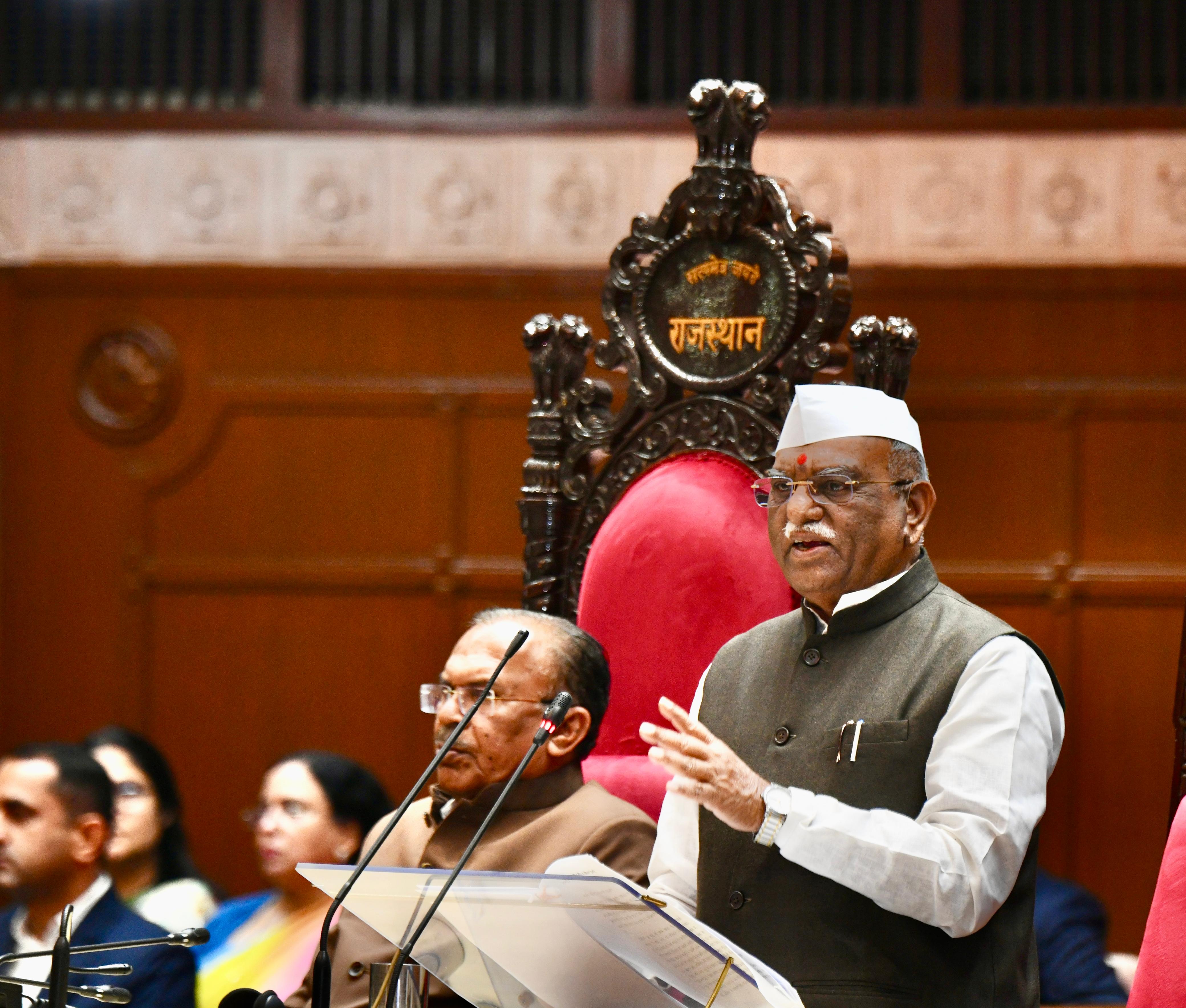 राज्यपाल हरिभाऊ बागड़े अभिभाषण देते हुए राज्यपाल हरिभाऊ बागड़े अभिभाषण देते हुए